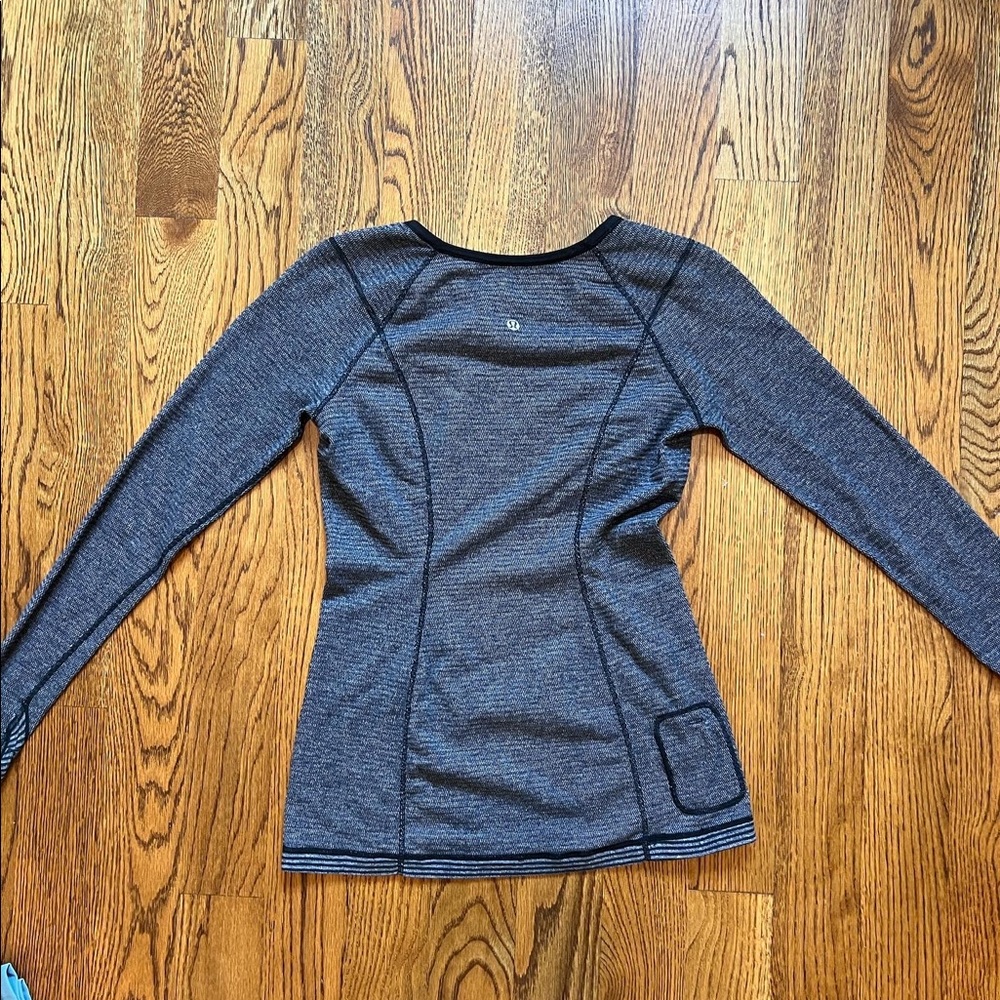 Lulu Lemon Grey thick long sleeve top size 8